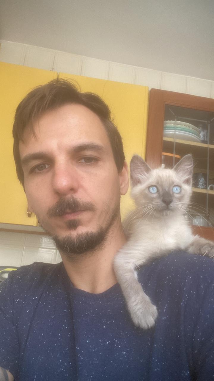 Renato e o gatinho estevão